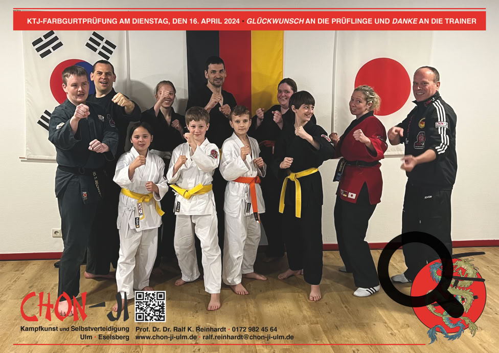 Prüflinge, Trainer und Prüfer nach erfolgreicher Prüfung.